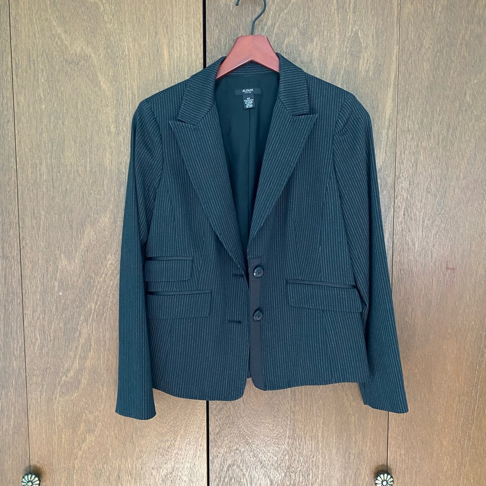 Alfani Women’s Size 4 Petite Black And White Lined Pinstripe Blazer (See pants)